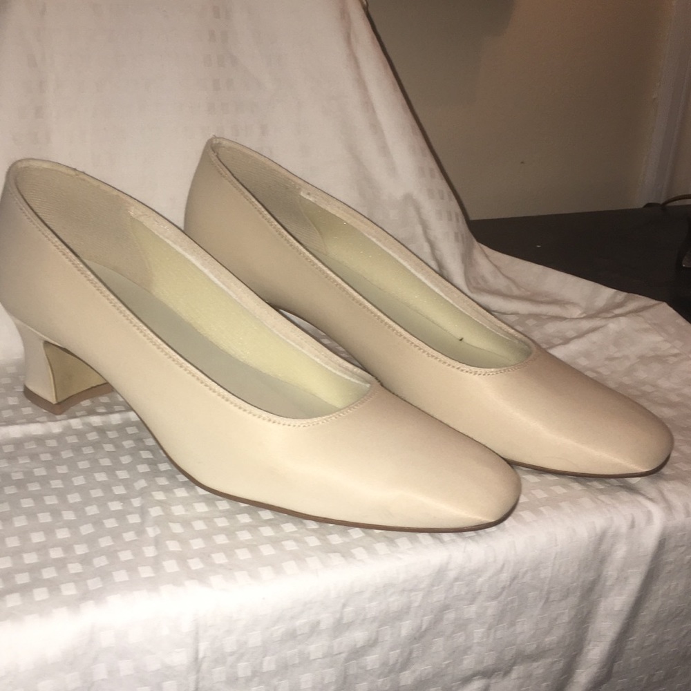 Dyeables White Satin Low Heel Size 8.5